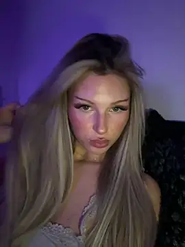 Snapshot of blondeeee chatting on 02-07-26, 06:11 blondeeee online show from 02-07-26, 06:11