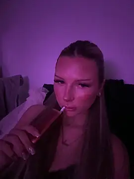 Snapshot of blondeeee chatting on 02-25-26, 05:55 blondeeee online show from 02-25-26, 05:55