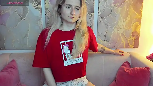 Snapshot of CamillaDreamer chatting on 04-18-26, 05:22 CamillaDreamer online show from 04-18-26, 05:22