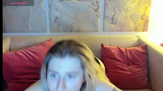 Snapshot of CamillaDreamer chatting on 04-19-26, 04:28 CamillaDreamer online show from 04-19-26, 04:28