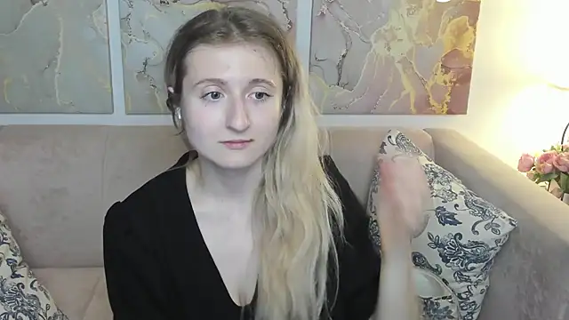 Snapshot of CamillaDreamer chatting on 05-16-26, 05:34 CamillaDreamer online show from 05-16-26, 05:34