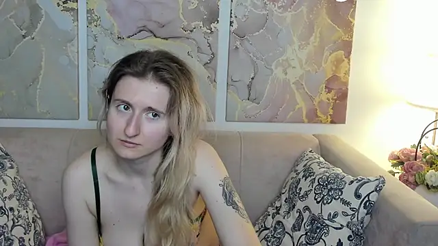 Snapshot of CamillaDreamer chatting on 05-22-26, 12:18 CamillaDreamer online show from 05-22-26, 12:18