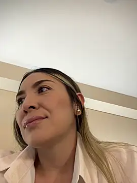 Snapshot of Mariana_gom chatting on 04-28-26, 12:21 Mariana gom online show from 04-28-26, 12:21