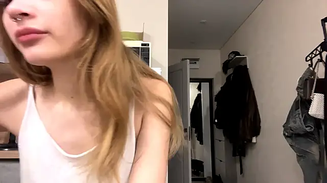 Snapshot of ElissaMikrot chatting on 10-22-25, 05:34 ElissaMikrot online show from 10-22-25, 05:34