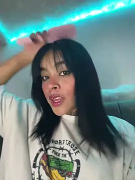 Snapshot of Veeronica_ chatting on 09-27-25, 01:21 Veeronica online show from 09-27-25, 01:21