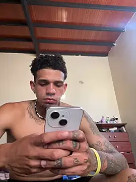 Snapshot of Valentino-elTuyo chatting on 02-02-26, 03:00 Valentino-elTuyo online show from 02-02-26, 03:00