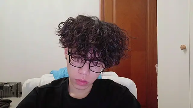 Snapshot of hangzi-0011 chatting on 10-10-25, 11:42 hangzi-0011 online show from 10-10-25, 11:42