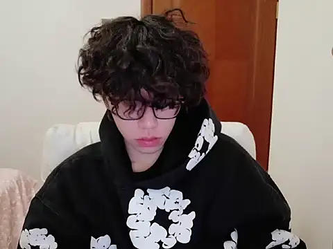 Snapshot of hangzi-0011 chatting on 10-31-25, 11:00 hangzi-0011 online show from 10-31-25, 11:00