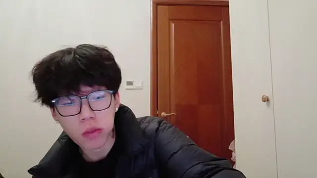 Snapshot of hangzi-0011 chatting on 12-01-25, 01:27 hangzi-0011 online show from 12-01-25, 01:27