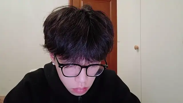 Snapshot of hangzi-0011 chatting on 12-02-25, 11:04 hangzi-0011 online show from 12-02-25, 11:04