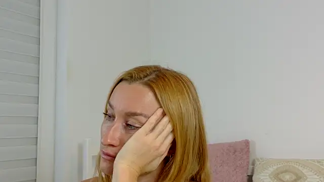 Snapshot of MysticRoxanne chatting on 10-06-25, 04:59 MysticRoxanne online show from 10-06-25, 04:59