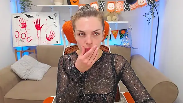 Sophiia Starr online show from 10-18-25, 05:35