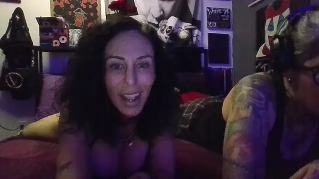 inkdhollow1 online show from 12-20-25, 06:42