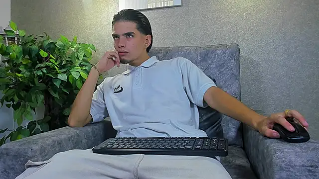 Axelwiliams online show from 11-17-25, 05:46