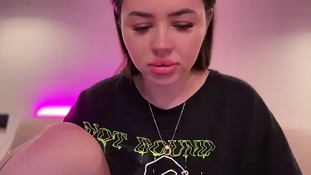 Snapshot of AlmaryKim chatting on 10-10-25, 08:41 AlmaryKim online show from 10-10-25, 08:41