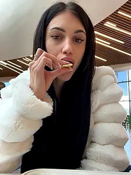 Snapshot of ilariea_girl chatting on 10-01-25, 02:01 ilariea girl online show from 10-01-25, 02:01