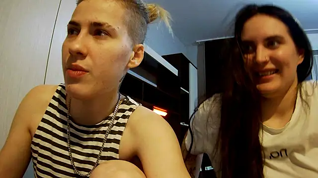 Snapshot of Mary_12 chatting on 10-16-25, 11:39 Mary 12 online show from 10-16-25, 11:39