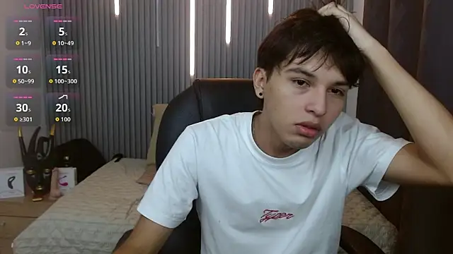 Snapshot of StiwenTwink chatting on 06-18-26, 01:48 StiwenTwink online show from 06-18-26, 01:48