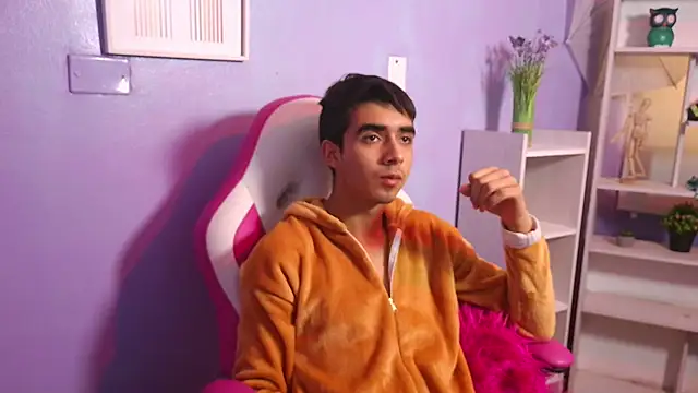 Hottie Guy online show from 10-24-25, 06:15