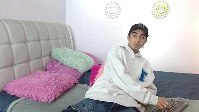 Hottie Guy online show from 11-18-25, 06:34