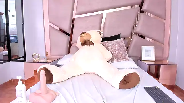 Snapshot of ValentineRouse chatting on 10-04-25, 08:12 ValentineRouse online show from 10-04-25, 08:12