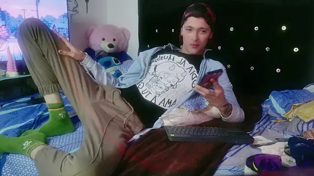 Tyler cat online show from 12-17-25, 03:29