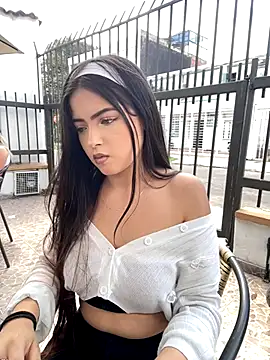 Snapshot of KyliePink_ chatting on 10-15-25, 06:19 KyliePink online show from 10-15-25, 06:19