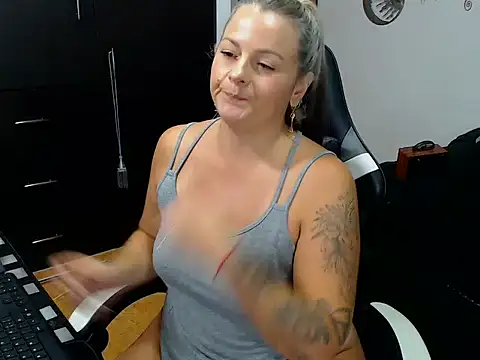 perlagoloza05 online show from 10-24-25, 03:36