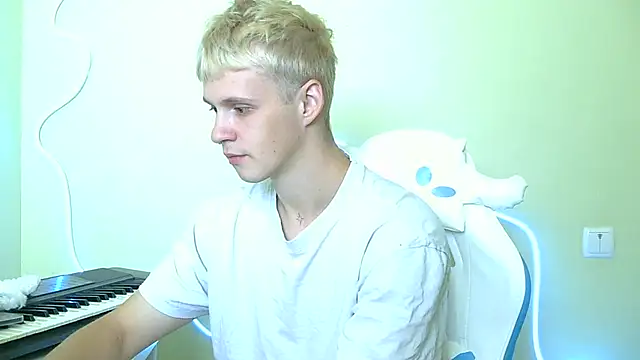 Snapshot of _Timmy_Boy_ chatting on 10-04-25, 10:24 Timmy Boy online show from 10-04-25, 10:24