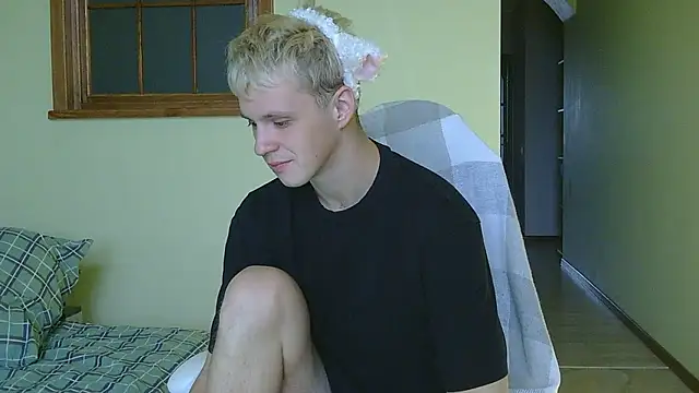 Snapshot of _Timmy_Boy_ chatting on 10-31-25, 06:47 Timmy Boy online show from 10-31-25, 06:47