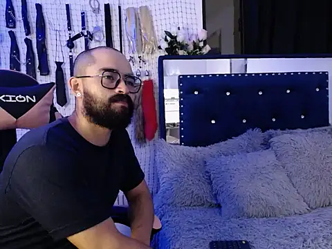 Aron and Queen Annie online show from 11-23-25, 02:22