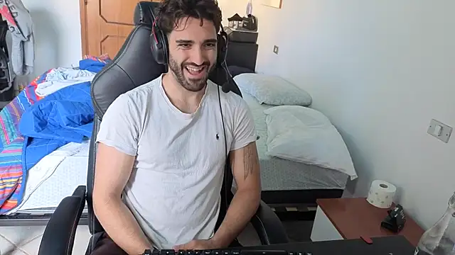 Al3xox02 online show from 04-14-26, 01:06