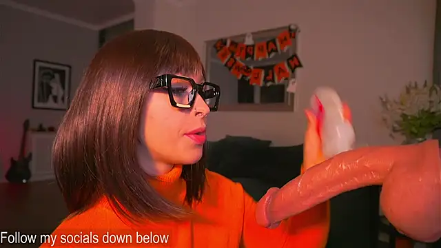 karolineneuer  online show from 10-30-25, 12:12