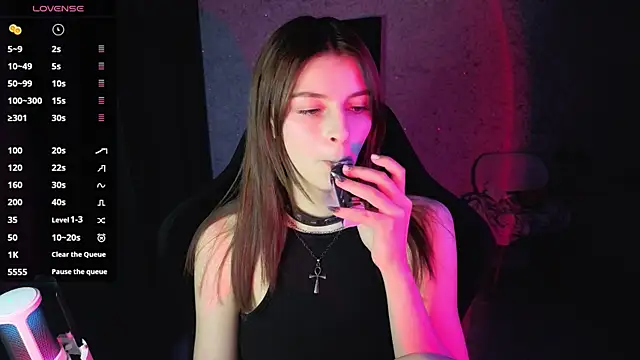 Snapshot of kitti_sweett chatting on 06-20-26, 08:00 kitti sweett online show from 06-20-26, 08:00