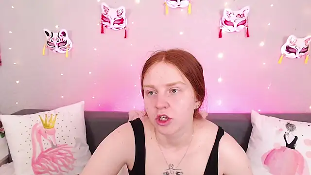 Snapshot of Evarey_ chatting on 06-18-26, 04:13 Evarey online show from 06-18-26, 04:13