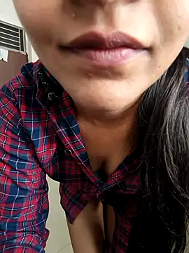 anshika0124 online show from 12-04-25, 05:17