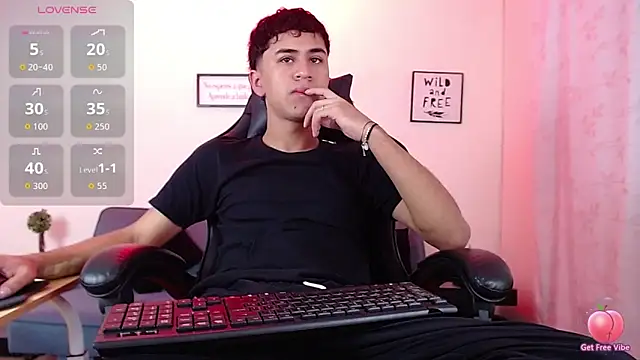 Snapshot of Alancum7 chatting on 06-15-26, 01:13 Alancum7 online show from 06-15-26, 01:13