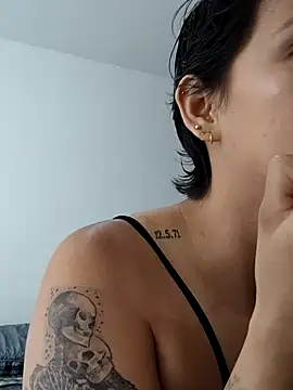 Snapshot of Blue_and_Damian chatting on 10-20-25, 01:00 Blue and Damian online show from 10-20-25, 01:00