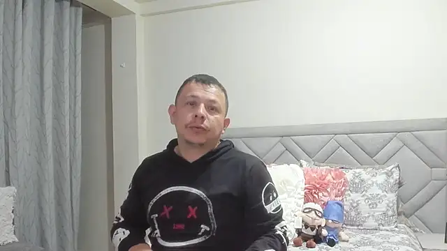 Snapshot of Lauren_damian chatting on 10-19-25, 01:39 Lauren damian online show from 10-19-25, 01:39