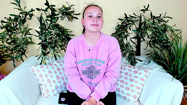 NoreneEllie online show from 10-08-25, 11:41