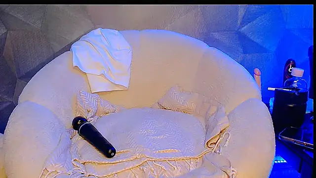 Horny beautyyy online show from 11-17-25, 03:07