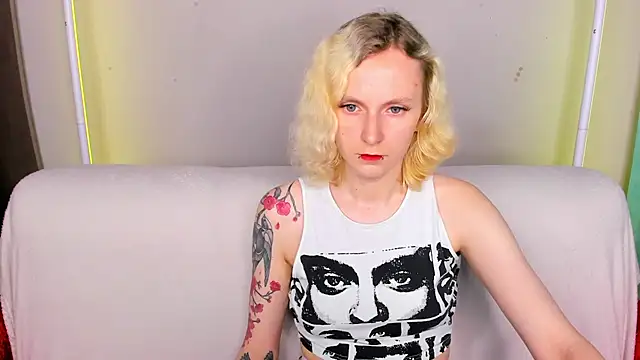 Snapshot of LikiLips chatting on 06-14-26, 01:03 LikiLips online show from 06-14-26, 01:03