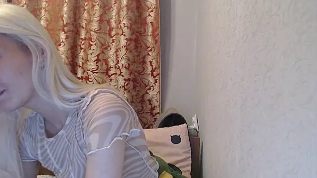 Snapshot of maybe_doll chatting on 11-30-25, 06:45 maybe doll online show from 11-30-25, 06:45