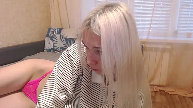 Snapshot of maybe_doll chatting on 12-15-25, 12:53 maybe doll online show from 12-15-25, 12:53