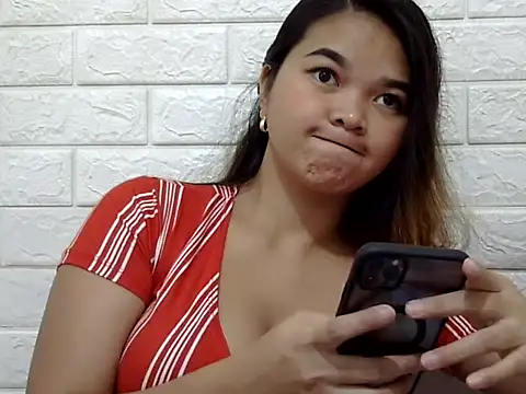 Snapshot of PinayHugwclit4sale chatting on 10-16-25, 05:52 PinayHugwclit4sale online show from 10-16-25, 05:52