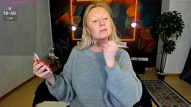 Snapshot of scent__of_woman chatting on 02-05-26, 01:54 scent of woman online show from 02-05-26, 01:54