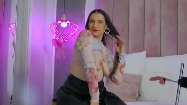 Snapshot of TesaQuinn chatting on 10-22-25, 06:07 TesaQuinn online show from 10-22-25, 06:07