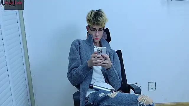 Snapshot of sexyboy-lele chatting on 10-15-25, 12:05 sexyboy-lele online show from 10-15-25, 12:05