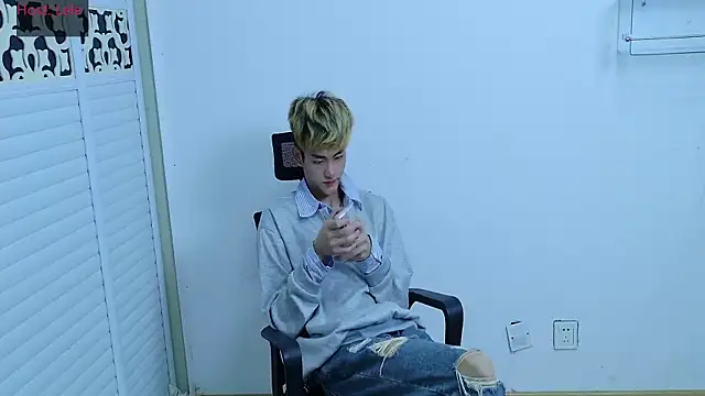 Snapshot of sexyboy-lele chatting on 10-17-25, 12:52 sexyboy-lele online show from 10-17-25, 12:52