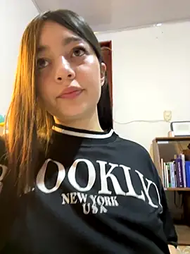 Snapshot of __Lorelain__ chatting on 11-12-25, 10:09 Lorelain online show from 11-12-25, 10:09